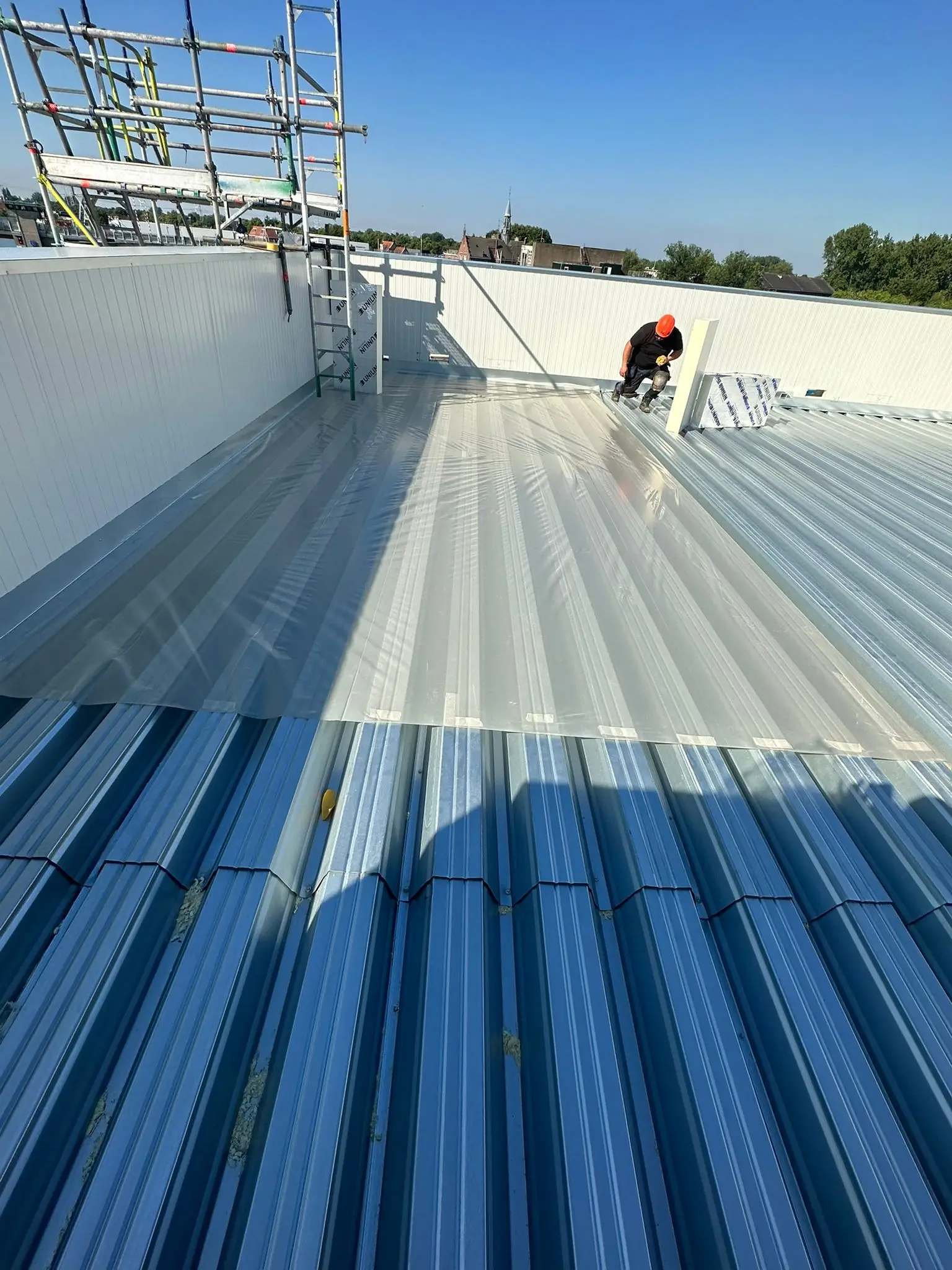 Beschadigde dakpannen op een pannendak na zware storm met ontbrekende pannen